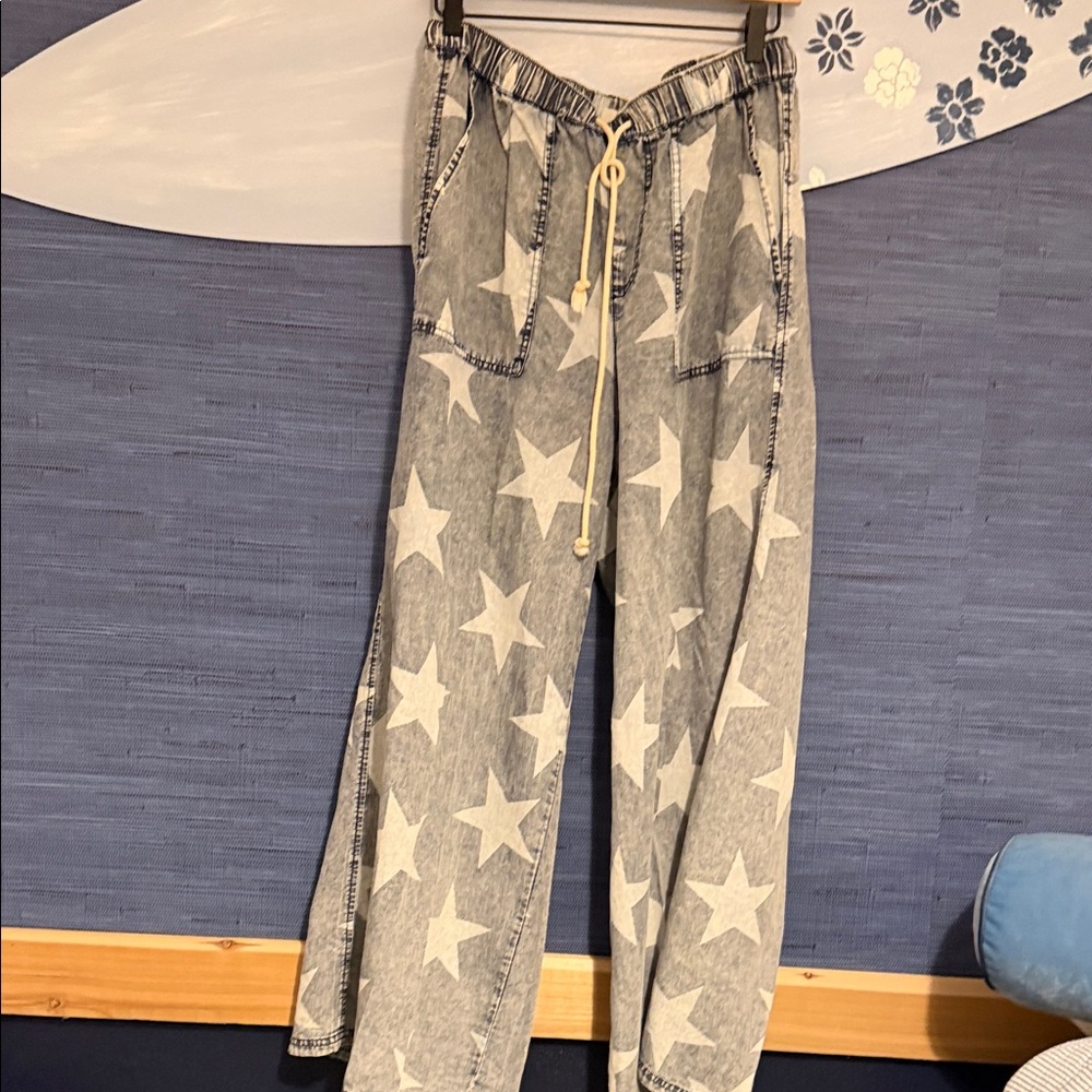 eesome Star Patterned Gray Pants NWT - image 1